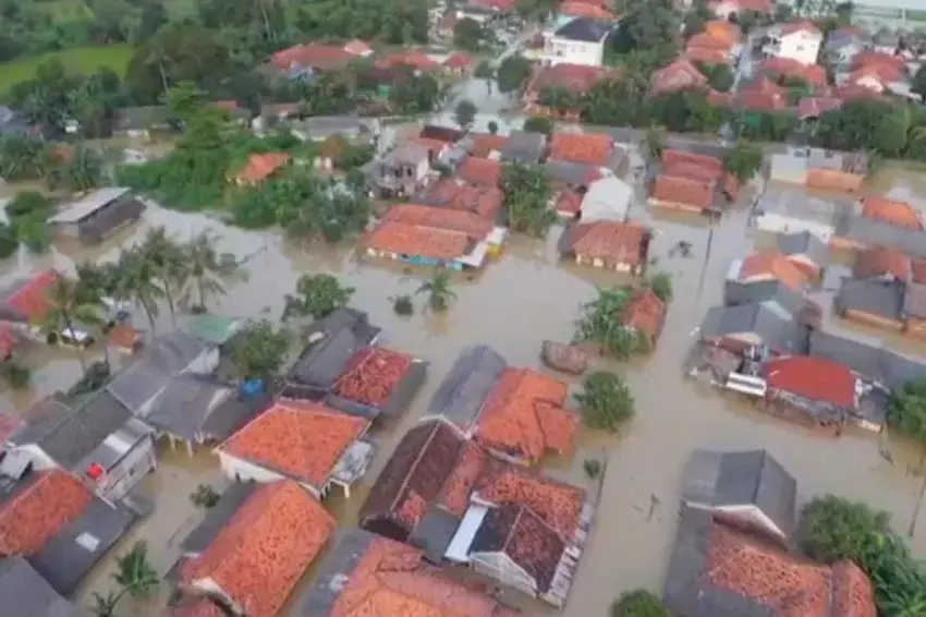 Update Banjir Karawang: 3.368 Warga Mengungsi, Ketinggian Air di Cilamaya Capai 1,5 Meter