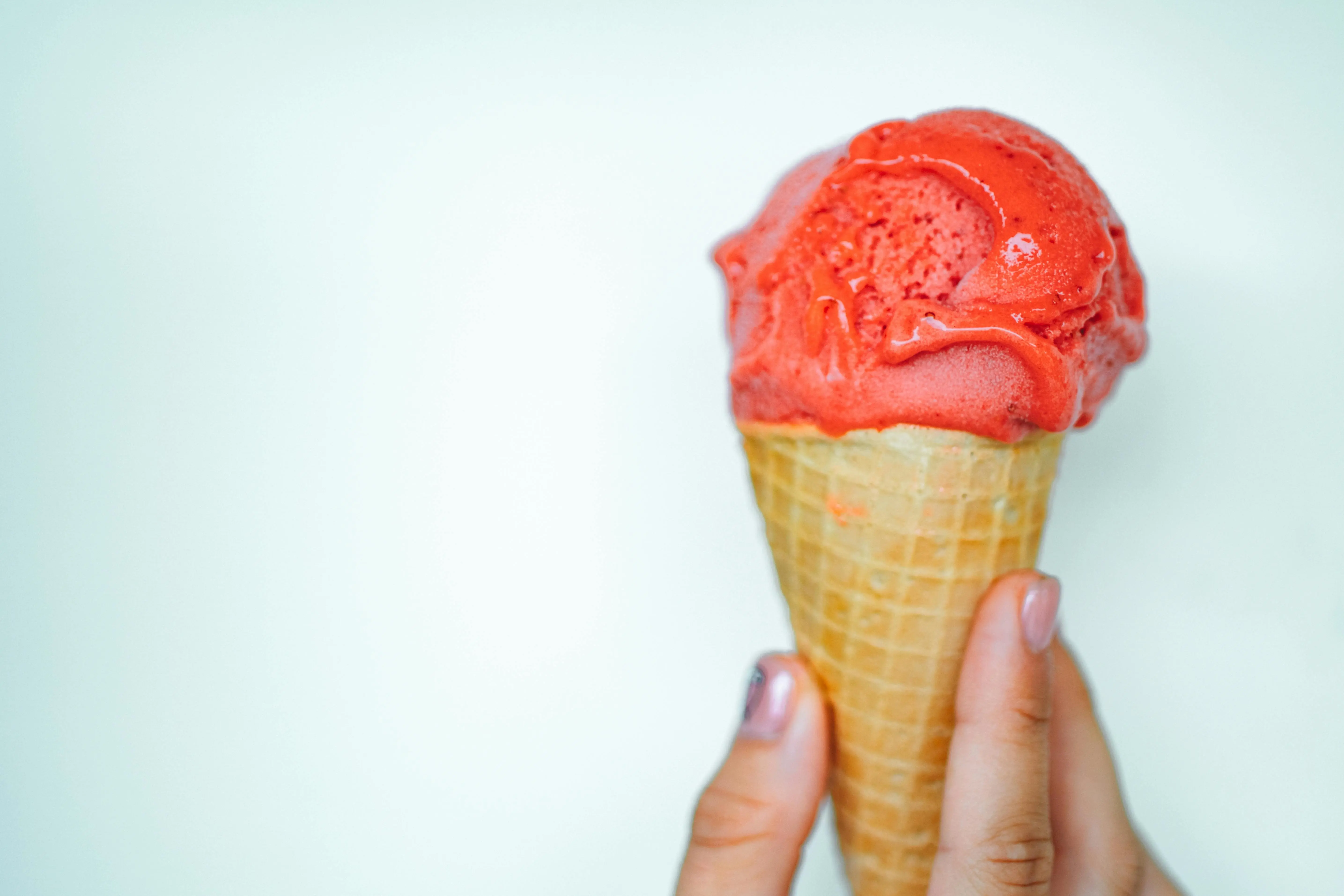 Sentuhan Dingin, Kenangan Hangat: Membedah Hubungan Emosional Kita dengan Es Krim