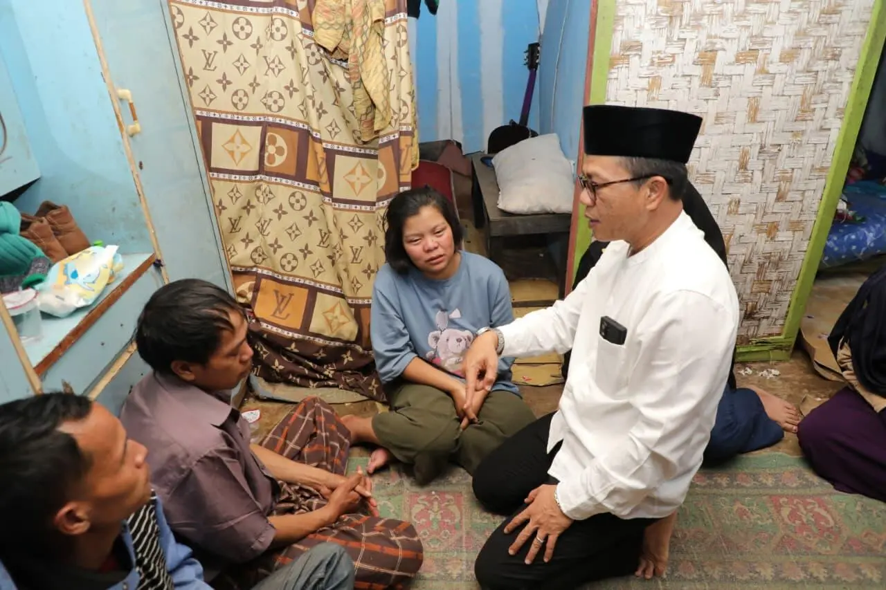 Momen Haru Bupati Bandung Saat Takziah ke Keluarga Balita Korban Longsor