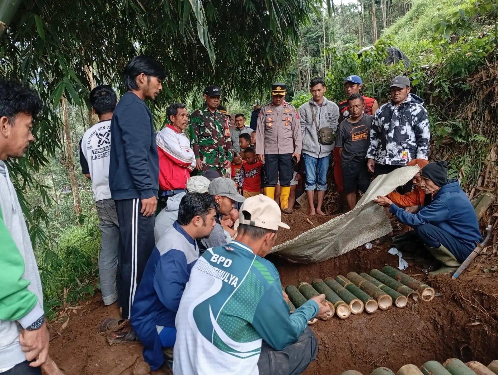 Bencana Longsor Pangalengan: Dua Balita Jadi Korban Jiwa, Bupati Instruksikan Evakuasi dan Janjikan Relokasi