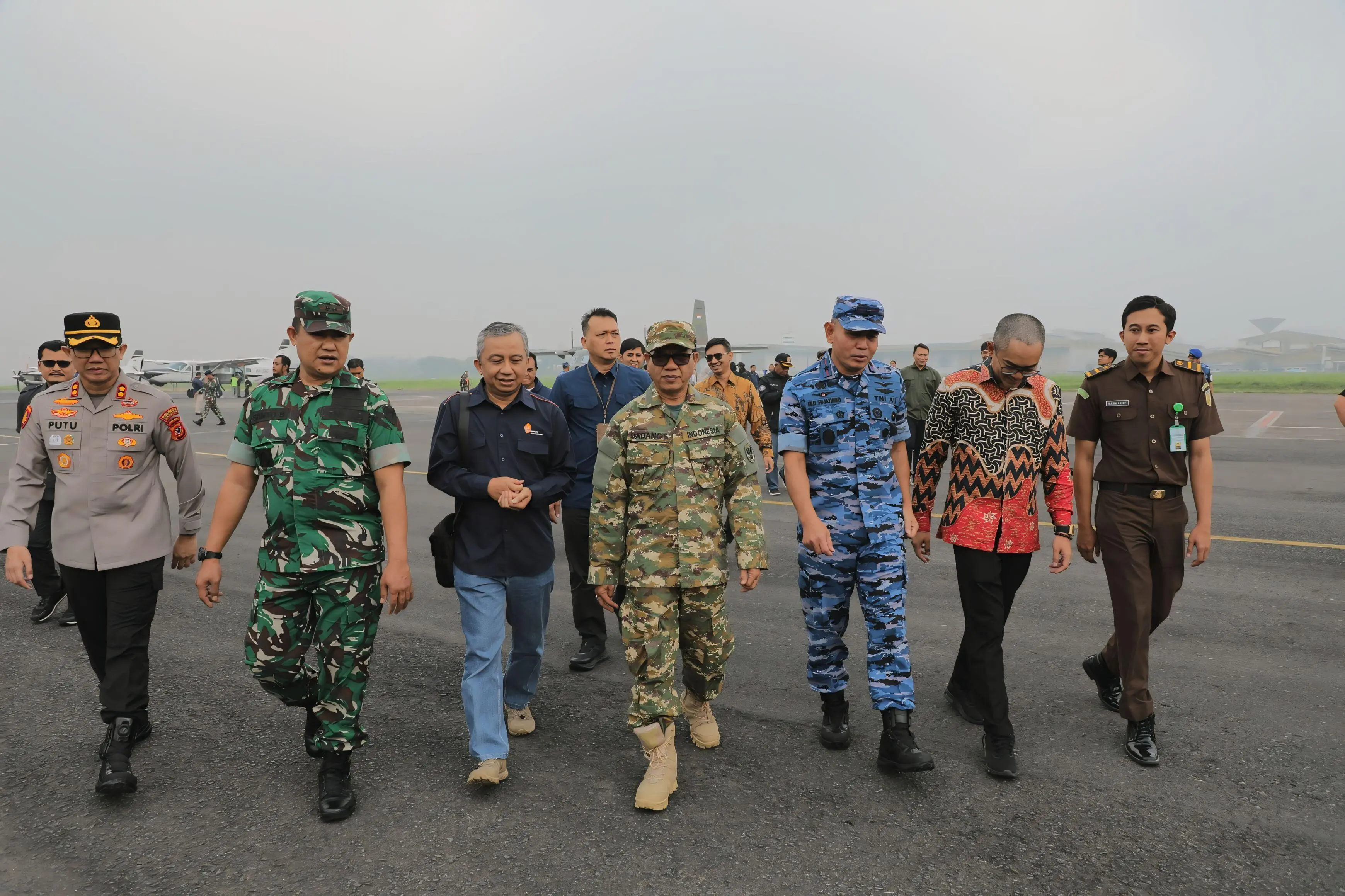 Bupati Bandung Kang DS bersama Forkopimda Tebar 5,2 Juta Benih Tanaman Gunakan Pesawat CASA C-212