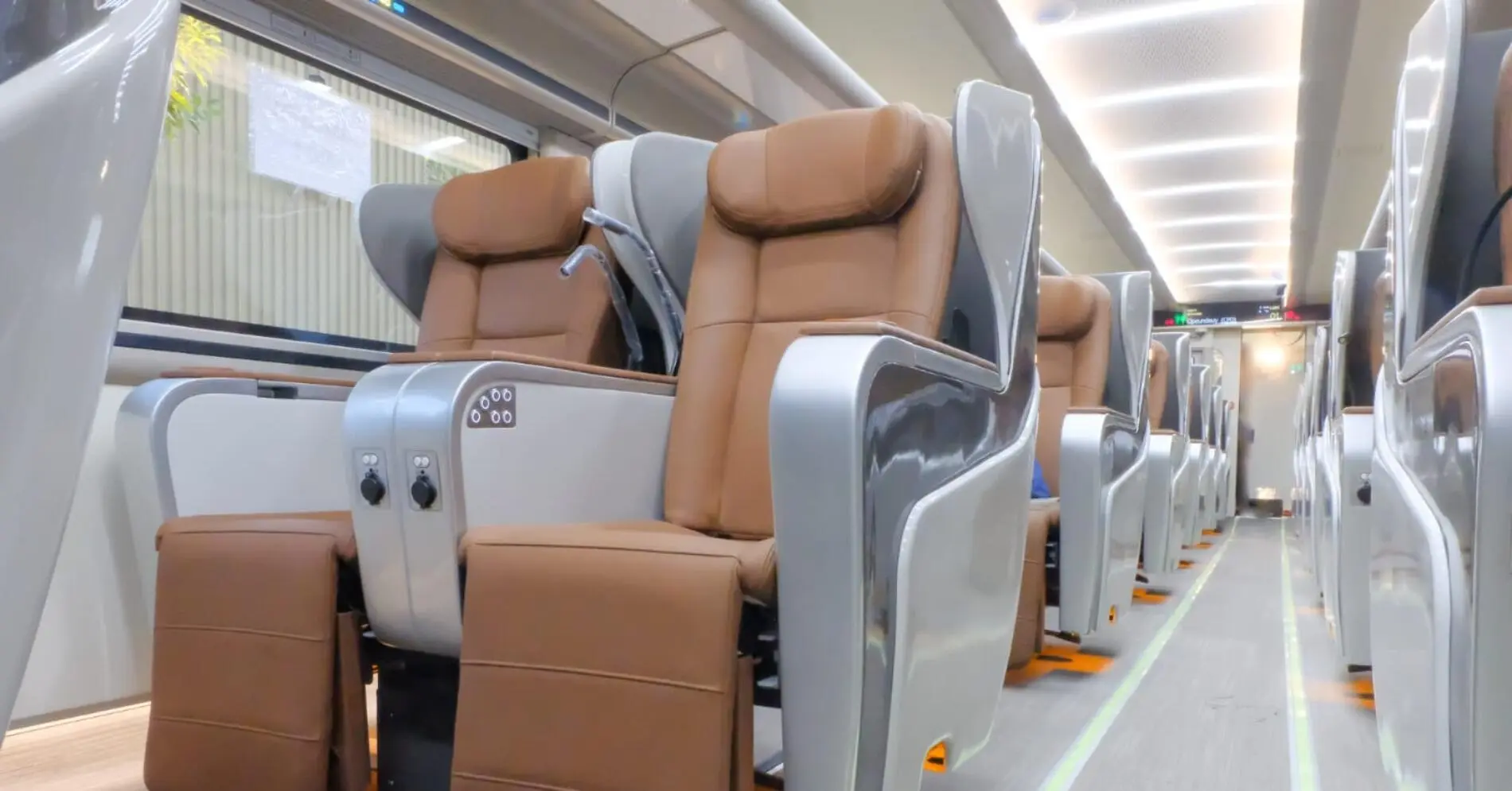 Kereta Luxury vs Priority: Mana yang Lebih Mewah untuk Perjalananmu?