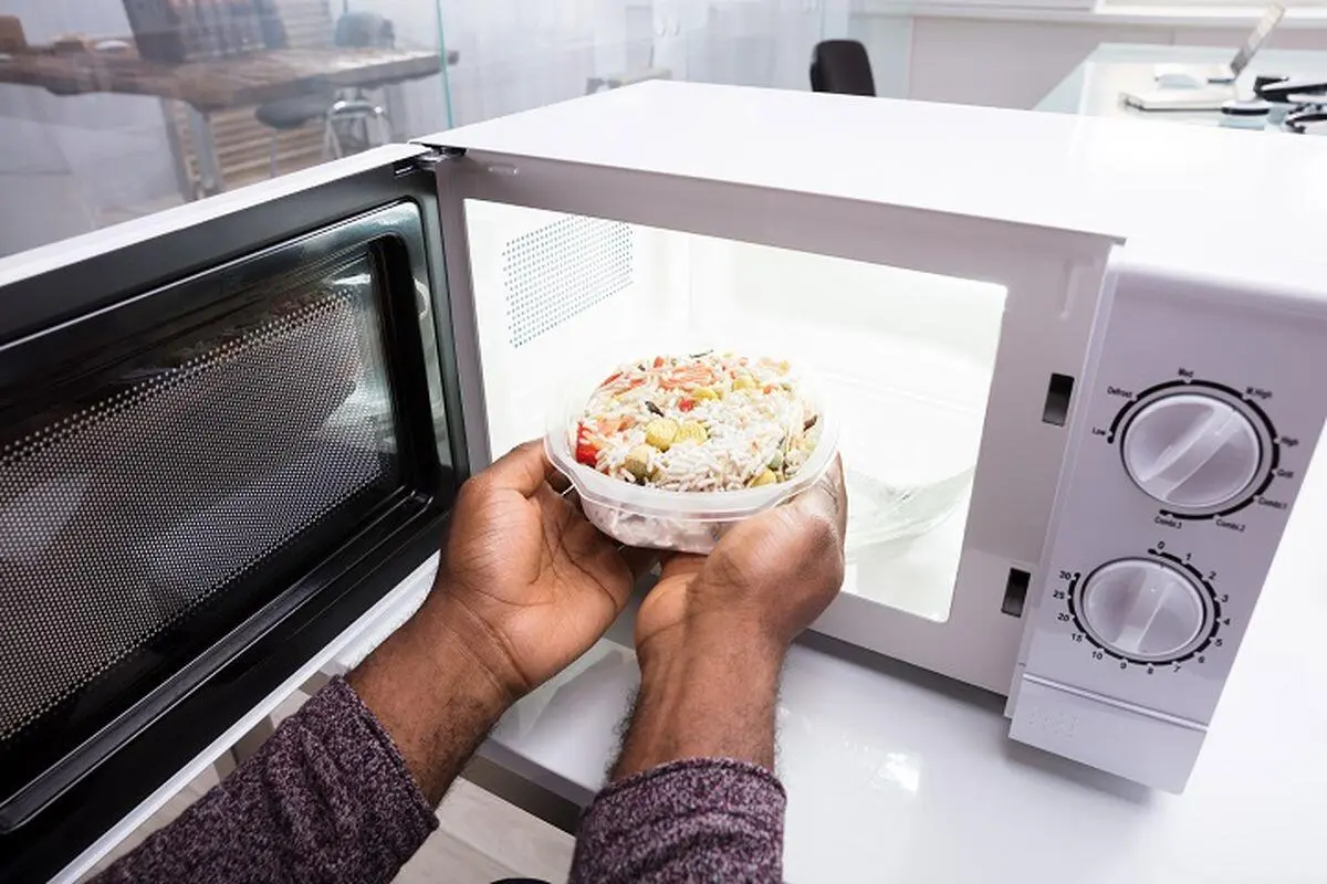 Jangan Asal Masuk! Bahaya Menggunakan Wadah Plastik Sembarangan di Microwave
