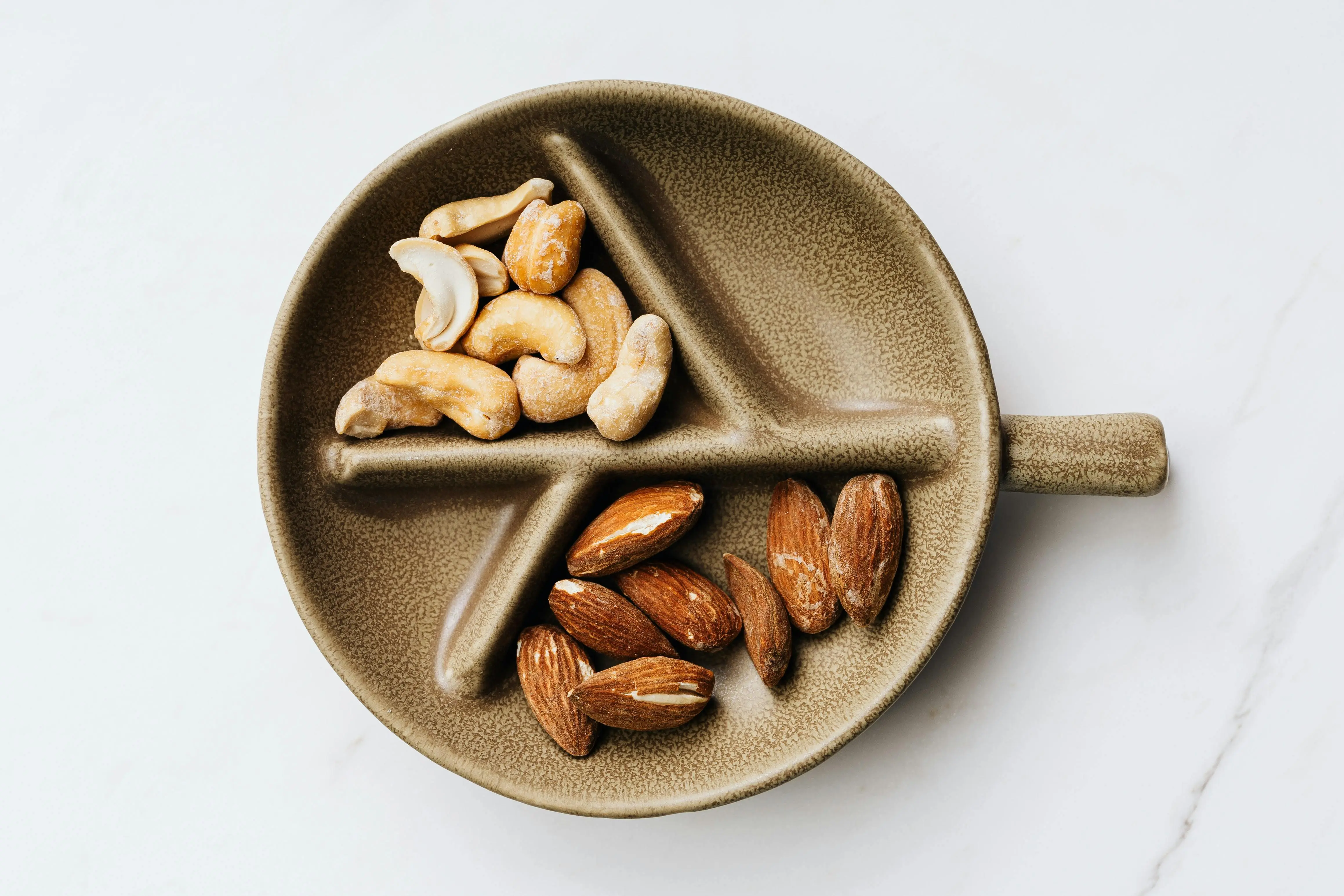 Adu Nutrisi Kacang Mede dan Almond, Siapa Jawara Jantung Sehat?