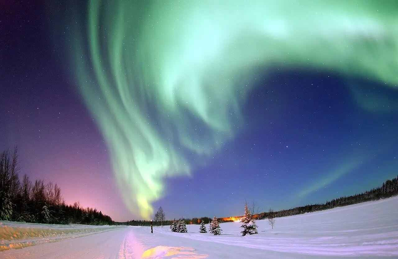 Mengenal Aurora Borealis: Kenapa Cahaya Cantik Ini Hanya Muncul di Kutub?
