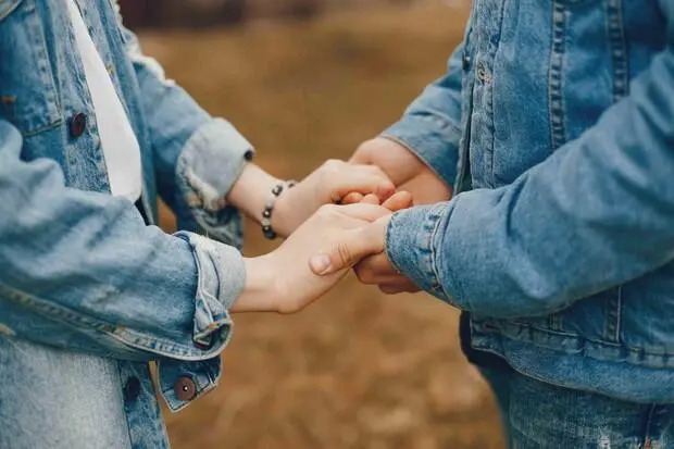 Siap-siap Dilamar! 5 Zodiak Ini Diprediksi Bakal Naik Pelaminan di Bulan Februari