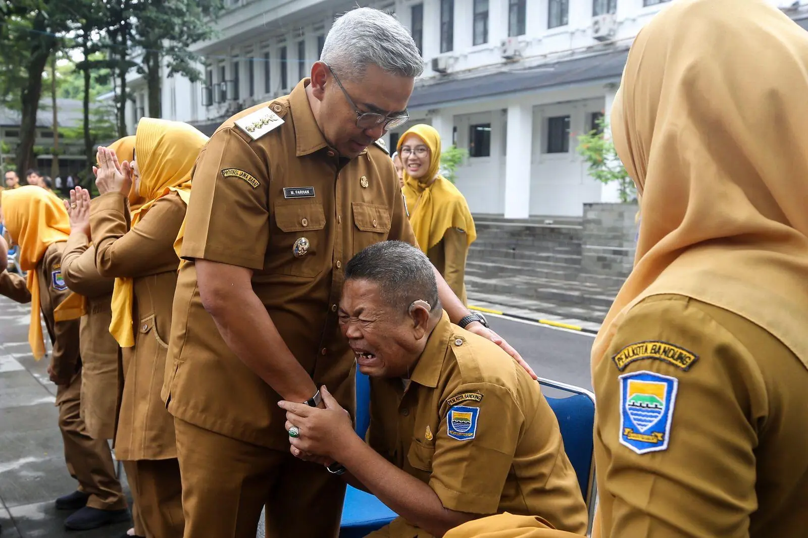 Apresiasi Dedikasi Puluhan Tahun: Wali Kota Bandung Lepas 68 ASN Purna Tugas