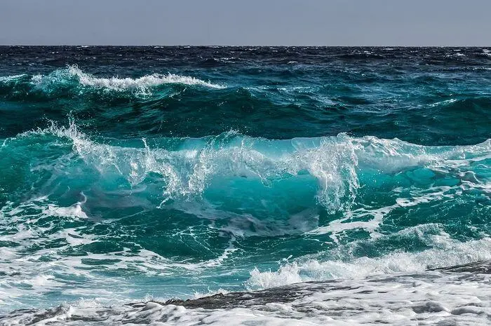 Kenapa Air Laut Asin dan Mematikan Jika Diminum? Ini Penjelasan Ilmiahnya!