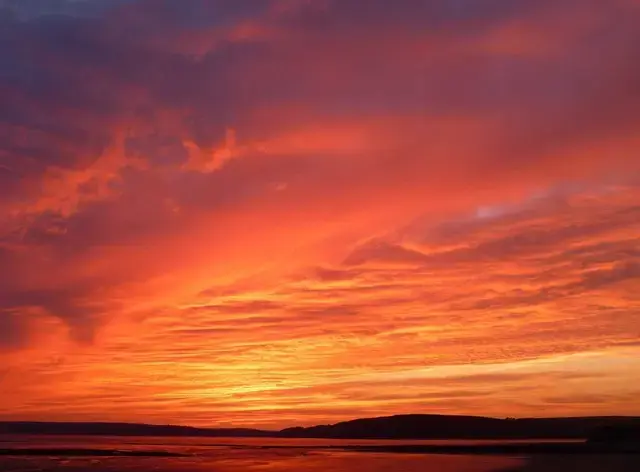 Kenapa Langit Berwarna Merah Saat Senja? Ini Penjelasan Sainsnya!