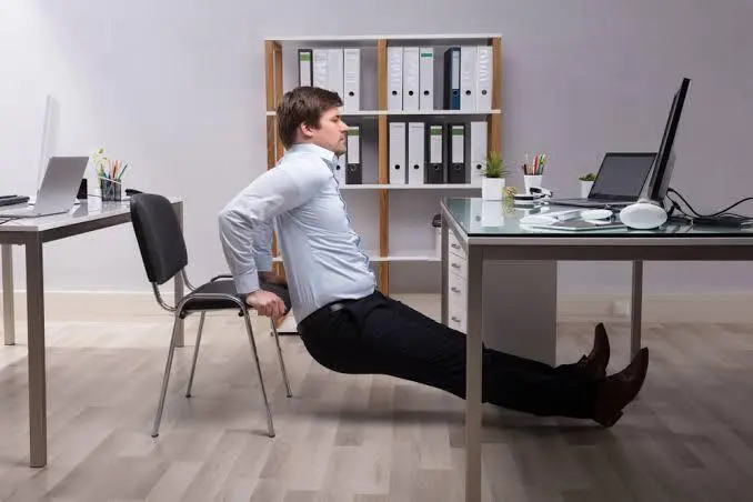 5 Gerakan Peregangan di Meja Kantor untuk Atasi Sakit Punggung
