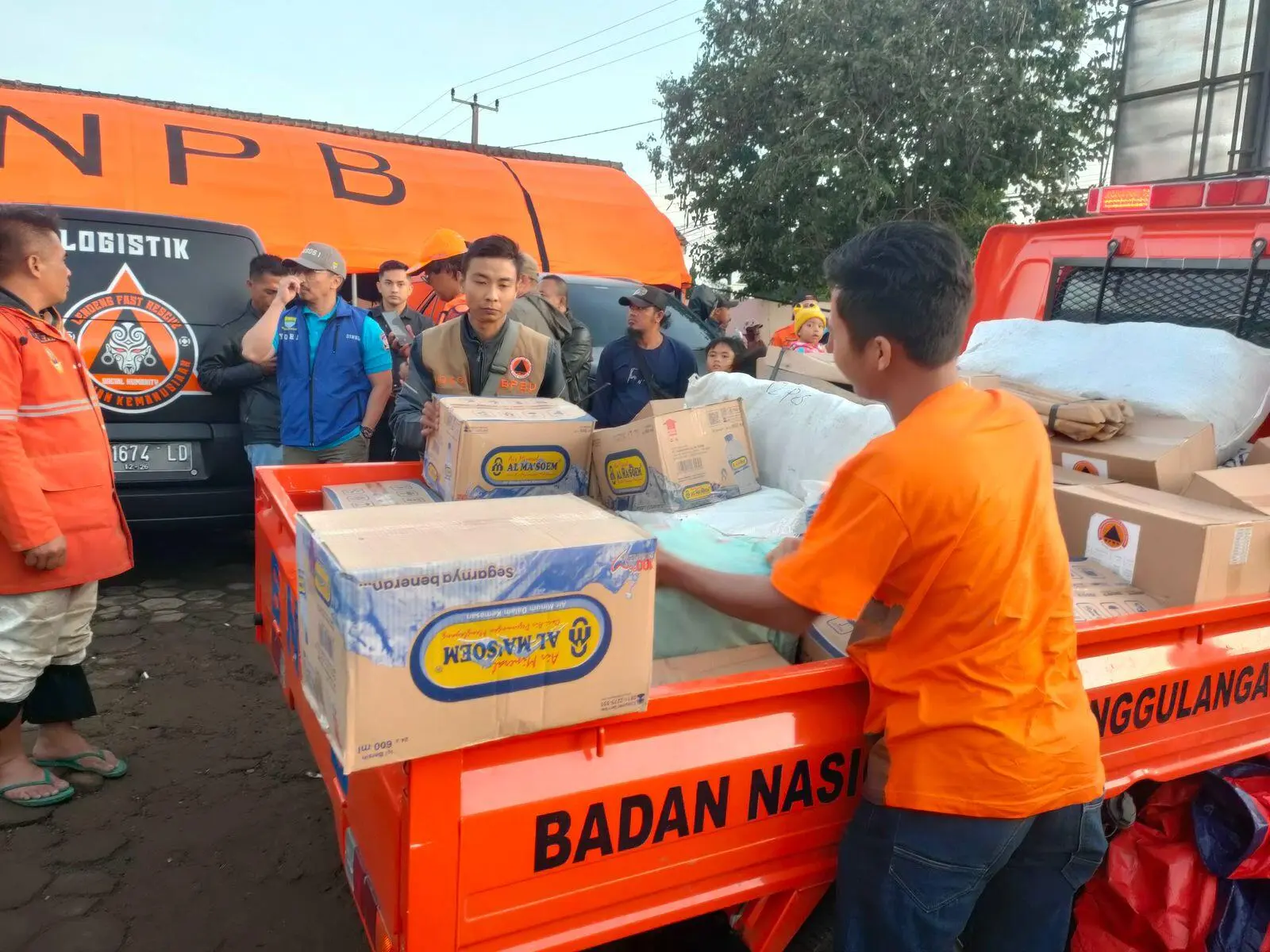 Aksi Cepat Dinsos Kota Bandung: Salurkan Bantuan dan Terjunkan Tim Asesmen ke Lokasi Longsor KBB