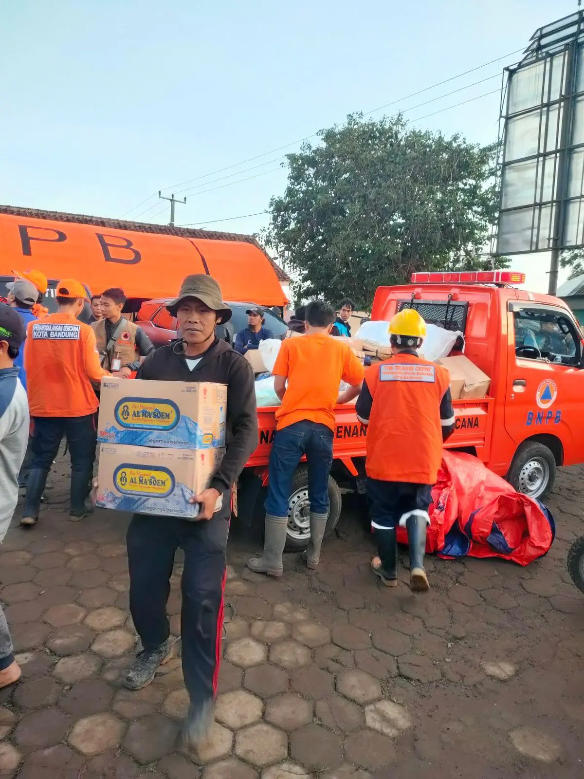 Meringankan Beban Korban Bencana Lembang, BPBD Kota Bandung Kirim Logistik dan Personel
