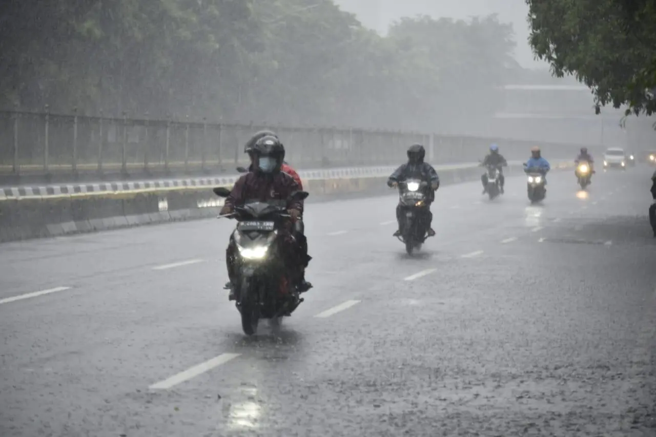 Habis Terjang Hujan Saat Naik Motor? Jangan Langsung Istirahat, Lakukan 5 Hal Ini!