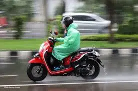Bahaya Tersembunyi: Dampak Membiarkan Motor Terguyur Hujan Terlalu Lama