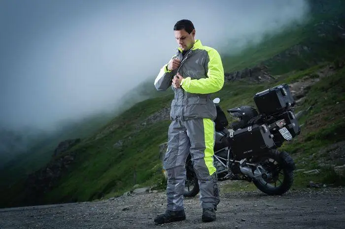 Jangan Asal Keren! Ini Jenis Jas Hujan Paling Aman dan Nyaman untuk Pengendara Motor