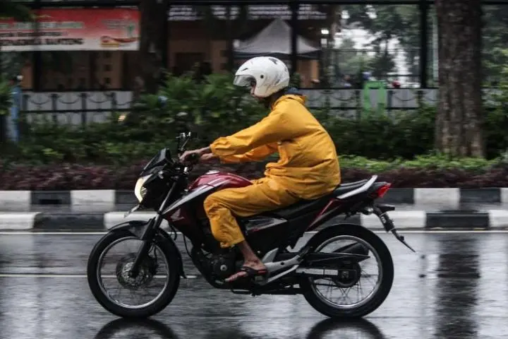 Jangan Langsung Dilipat! Ini Cara Benar Menyimpan Jas Hujan Setelah Kehujanan
