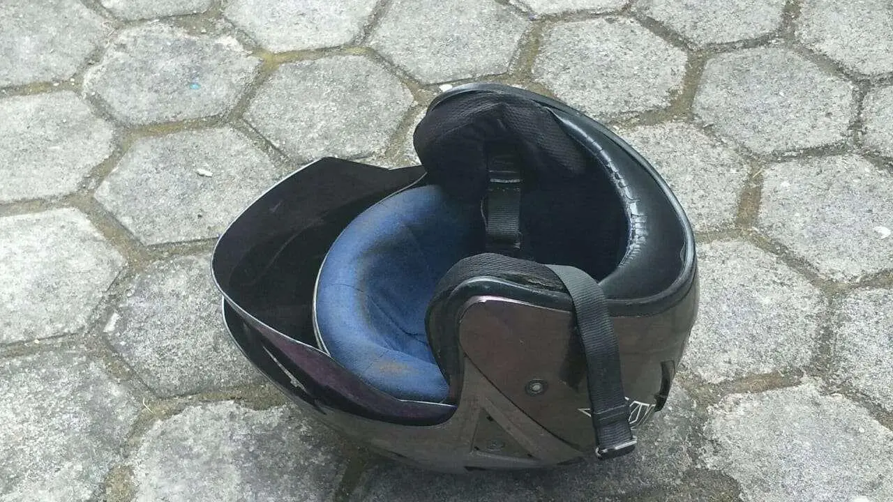 Helm Basah Kuyup Kehujanan? Ini Cara Mengeringkan yang Benar Agar Tidak Bau Apek