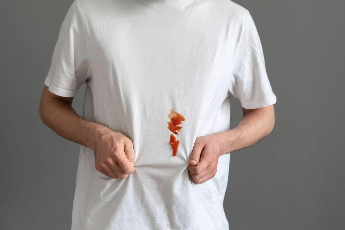 Panik Baju Putih Kena Noda? Coba 4 Trik Cepat Pakai Bahan Dapur Ini!