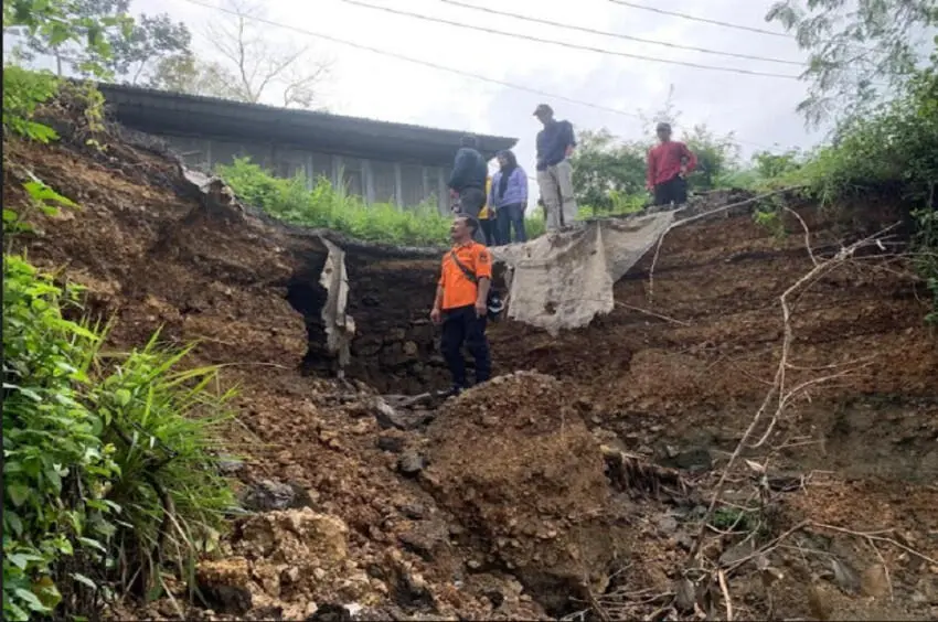 Bukan Sekadar Hujan: Mengapa Angin Kencang dan Drainase Buruk Bisa Picu Longsor Mendadak?