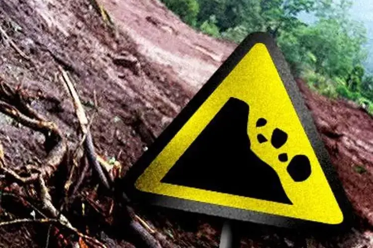 Kenali Tanda Alam: 5 Ciri Tanah Longsor yang Sering Diabaikan Sebelum Bencana Terjadi
