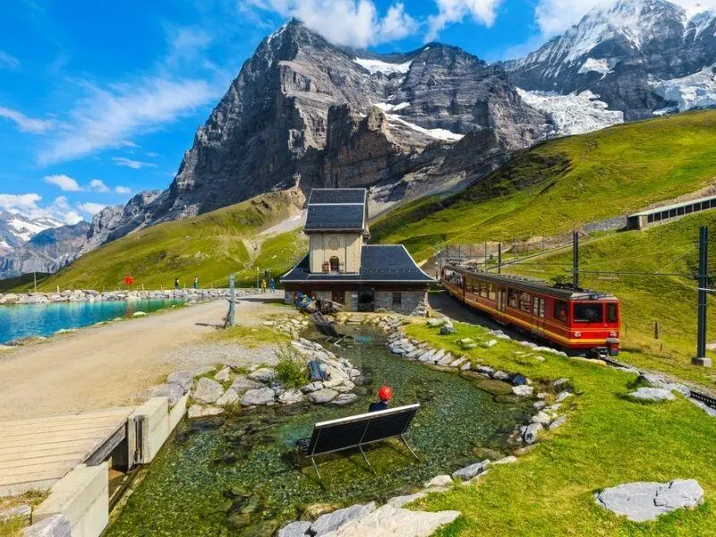 Swiss: Negara Terindah yang Ramah Dompet? Simak Tips Rahasia Liburan Hemat ke Pegunungan Alpen