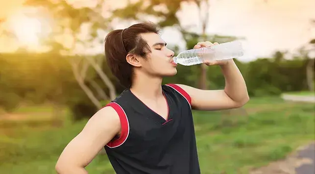 Mitos atau Fakta: Minum Air Es Saat Berolahraga Bisa Menyebabkan Perut Buncit dan Lemak Membeku?