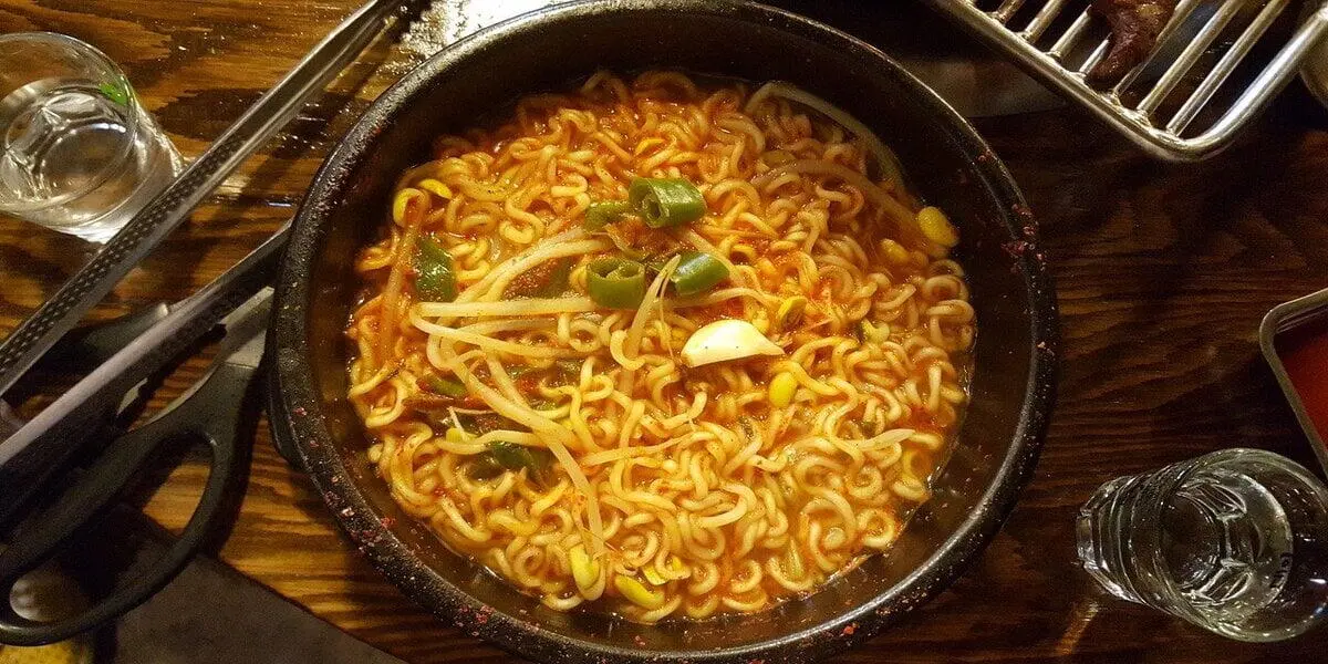 Mitos atau Fakta? Makan Mi Instan di Malam Hari Saat Hujan Bisa Mengganggu Pencernaan