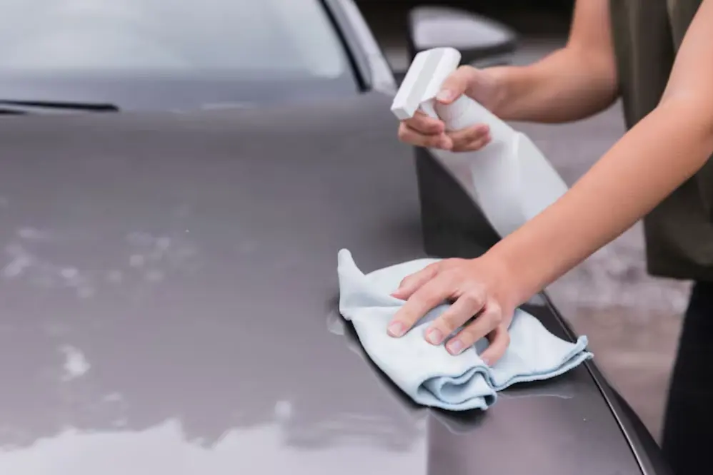 Waspada Jamur Kaca! Kenapa Mobil Harus Langsung Dibilas Setelah Terkena Air Hujan?