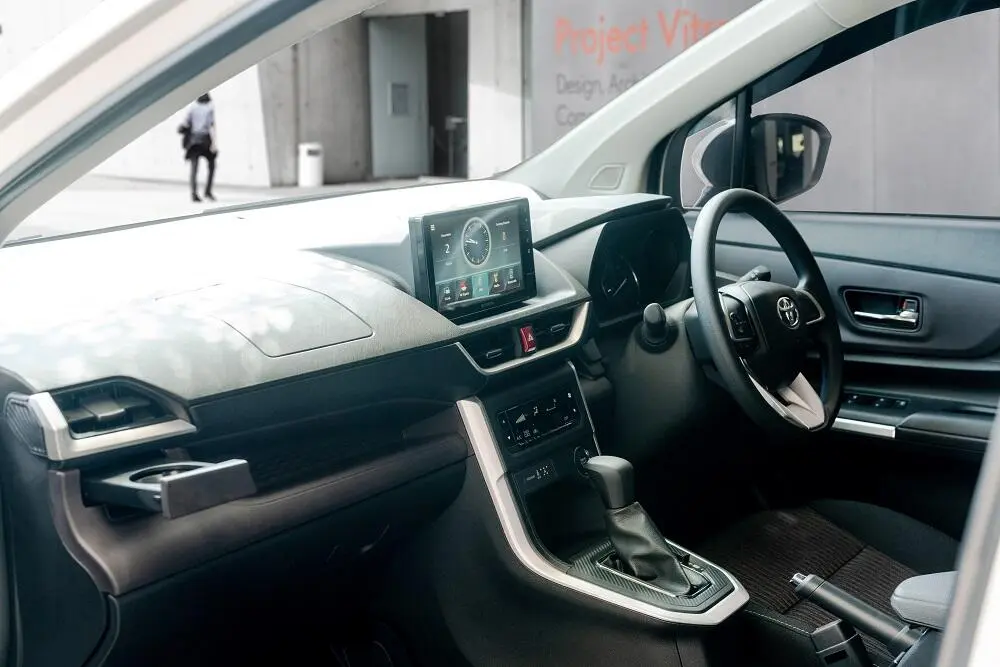 Cara Mudah Menghilangkan Bau Apek di Kabin Mobil Akibat Karpet Basah