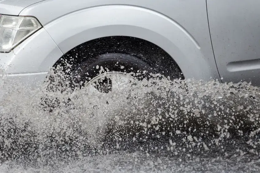 Jangan Langsung Terjang! Ini Batas Aman Mobil Melewati Banjir Agar Tidak Water Hammer