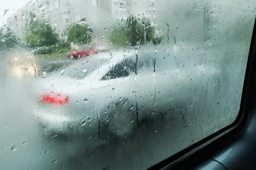 Trik Mengatasi Kaca Mobil Berembun Saat Hujan Tanpa Menyalakan AC, Ampuh dan Praktis!