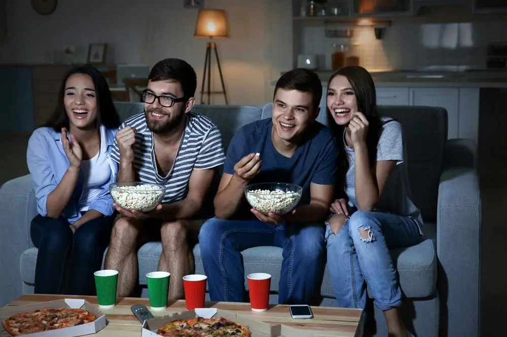 Malas Kena Macet? Ini 4 Rahasia Bikin Movie Night Seru di Rumah Layaknya Bioskop