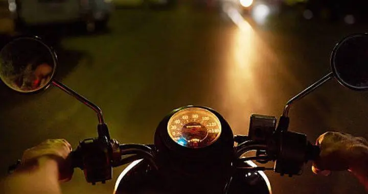 Pulang Kerja Larut? Simak Tips Aman Berkendara Motor Malam Hari dari Begal dan Angin Malam