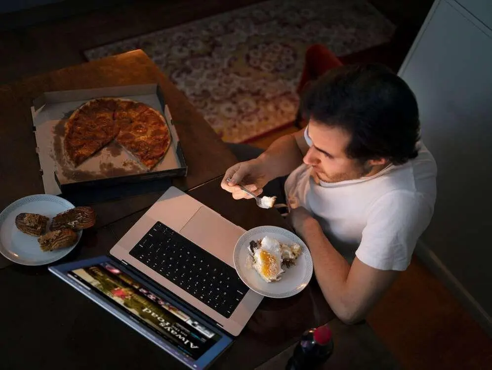 Sering Lapar Tengah Malam? Ini Alasan Mengapa Ngemil Larut Malam Cepat Bikin Gemuk