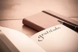 Ingin Bangun Lebih Bahagia? Coba Trik Menulis Gratitude Journal Sebelum Tidur