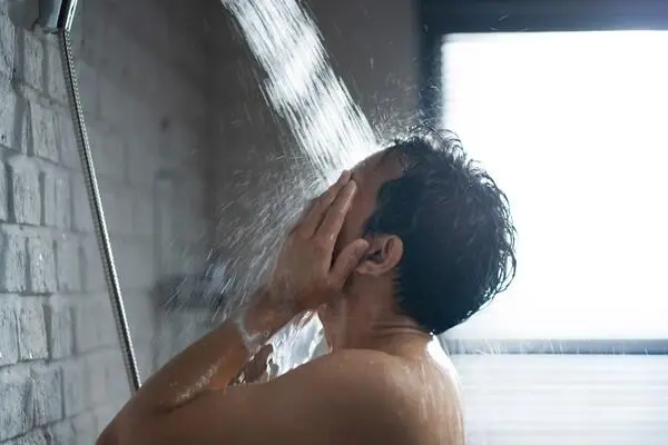 Jangan Takut Menggigil! 4 Manfaat Mandi Air Dingin bagi Kesehatan Tubuh