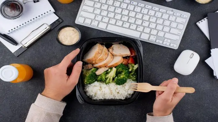 Anti Ribet! 4 Tips Menyiapkan Bekal Kantor yang Simpel, Sehat, dan Hemat