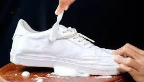 Rahasia Sepatu Putih Anti-Kuning: Trik Tisu Dapur yang Wajib Kamu Coba Saat Mencuci Sneakers