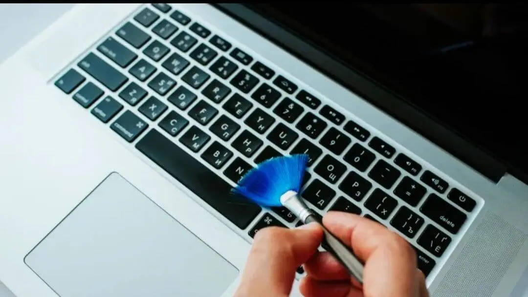 Keyboard Jadi Sarang Kuman? Ini Cara Aman Membersihkan Keyboard Laptop dari Debu dan Sisa Makanan