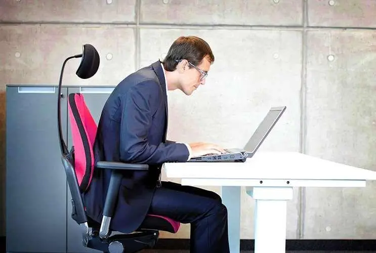 Tips Tetap Aktif di Kantor: Cara Mengatasi Efek Buruk Duduk Seharian Bagi Pekerja Kantoran