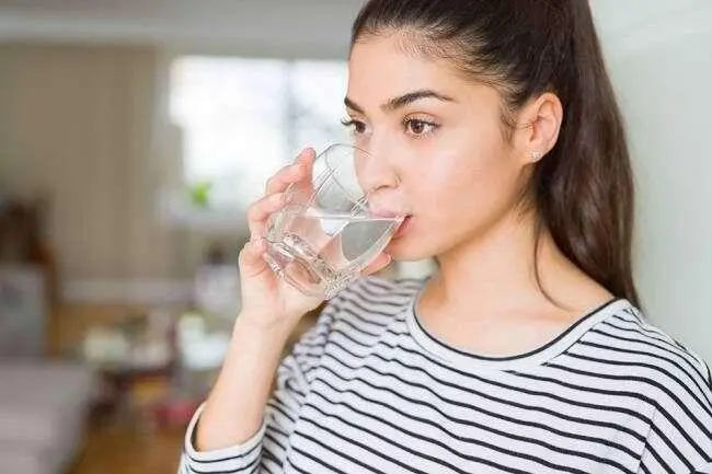 Bikin Wajah Glowing Tanpa Mahal, Yuk Mulai Rutin Minum Air Putih Setiap Hari