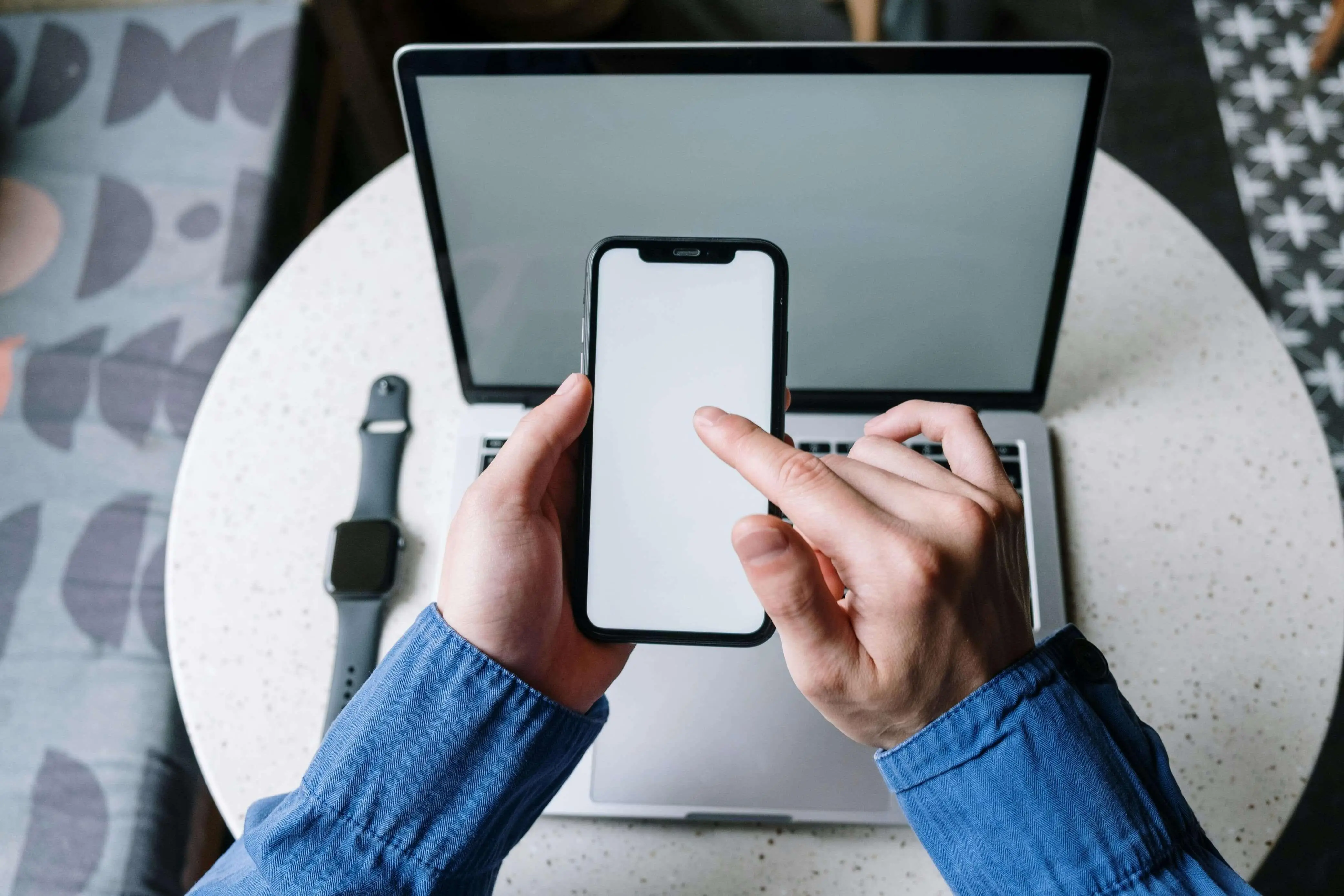 Layar HP Kinclong dan Aman: Hindari 3 Kesalahan Umum Saat Membersihkan Gadget