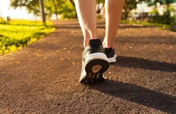 Jangan Langsung Rebahan! Ini Alasan Kenapa Kamu Harus Jalan Kaki 15 Menit Setelah Makan