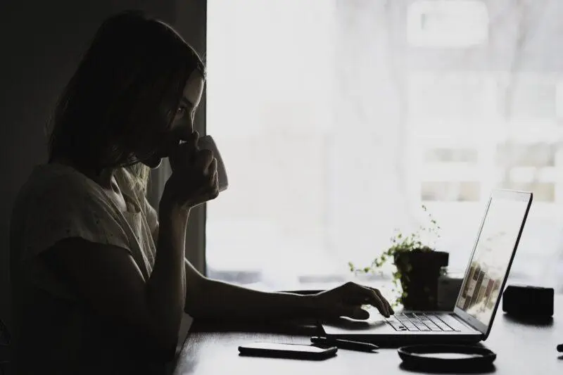 Introver Masuk Kantor Baru? Ini Tips Jitu Beradaptasi Tanpa Harus Berubah Jadi Ekstrover