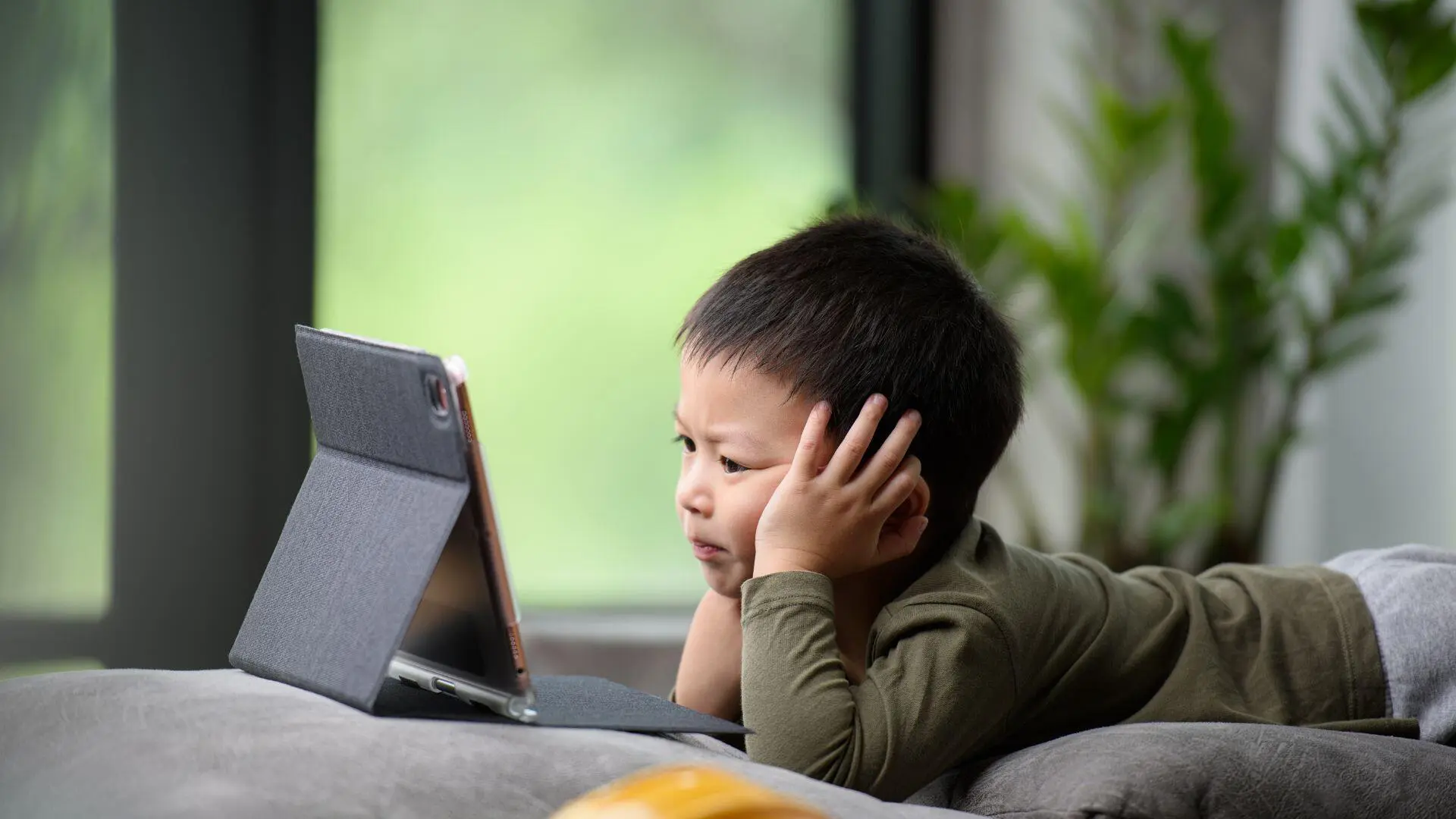 Jangan Dilarang Total! Ini Tips Kelola Screen Time Agar Anak Gak Kecanduan Gadget