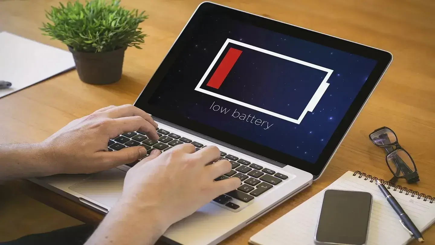 Baterai Laptop Awet Seharian: Tips Produktif Kerja di Kafe Tanpa Bingung Cari Colokan