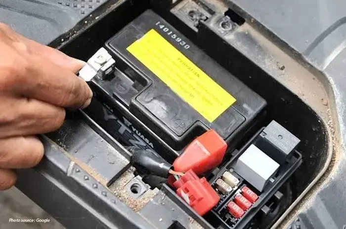 Waspada Motor Mogok! Ini Rahasia Jaga Aki Tetap Prima Meski Sering Terjang Hujan