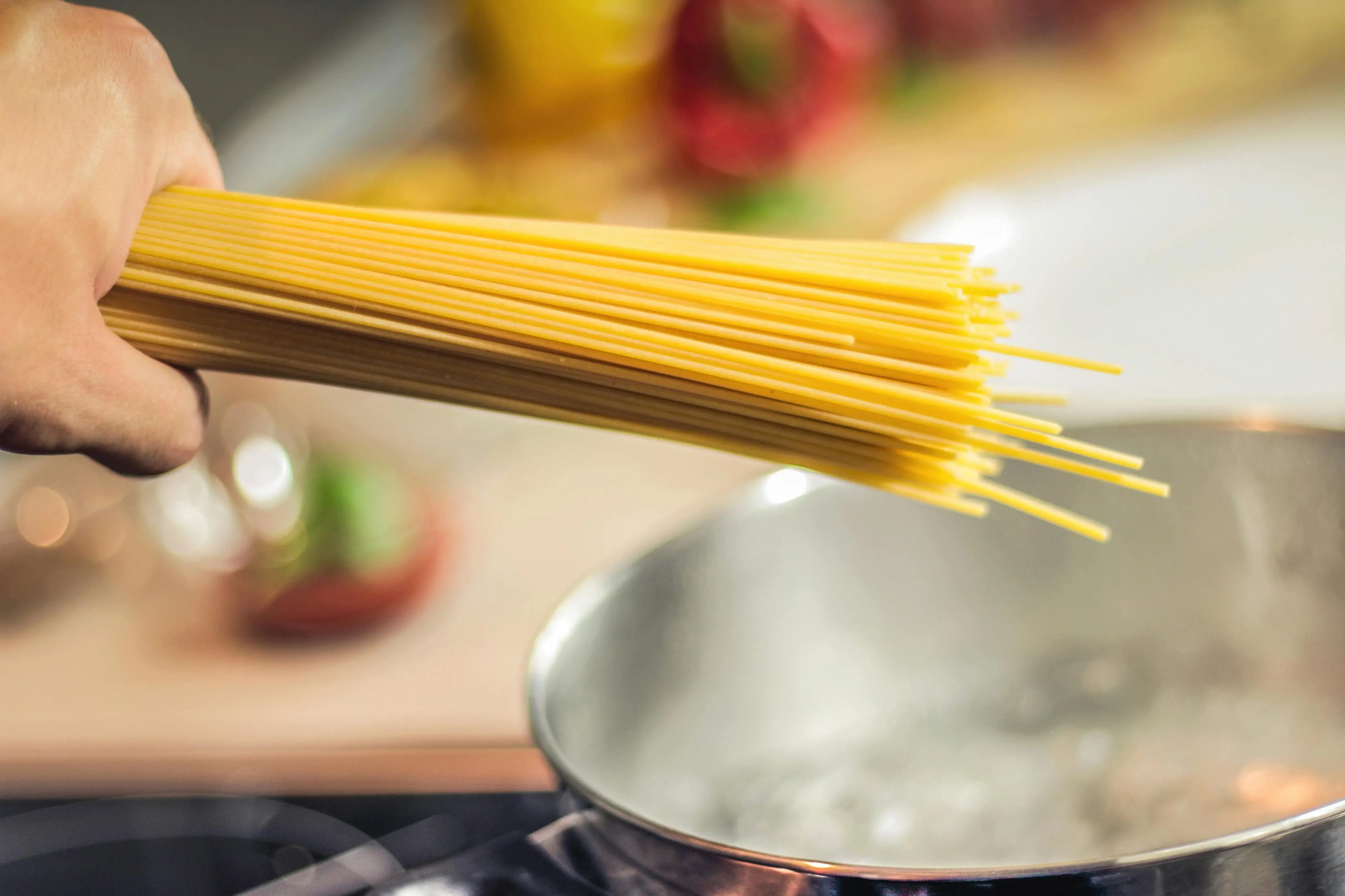 Jangan Salah Pilih! Ini Perbedaan Nyata Spageti Gandum Utuh dan Pasta Putih