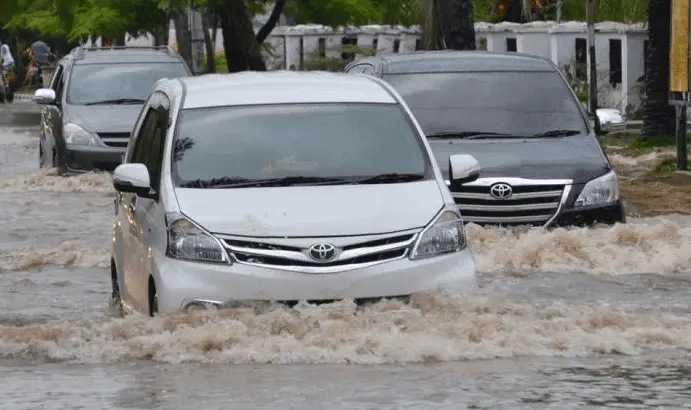 Pengendara Matic Wajib Tahu! Rahasia Melewati Banjir Agar Air Tidak Masuk ke Knalpot dan CVT