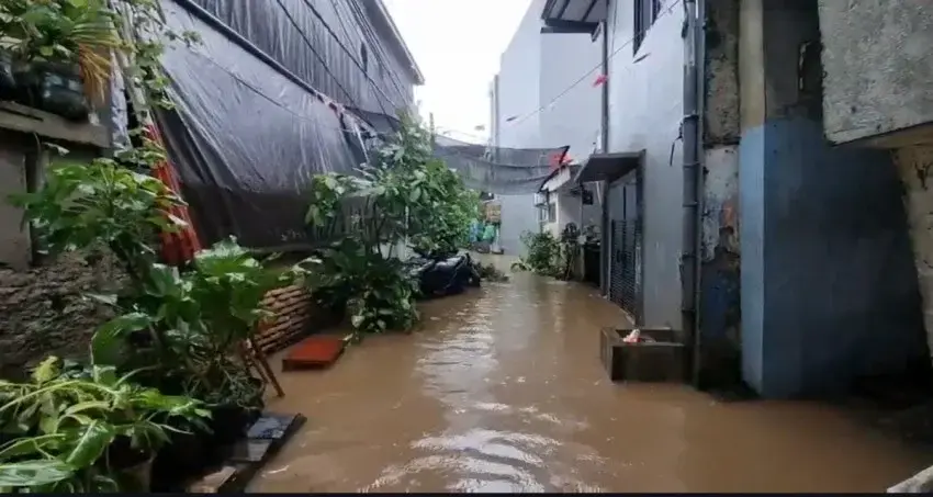 Jangan Tunggu Lumpur Kering! Inilah Cara Cepat Menangani Rumah Setelah Genangan Banjir Surut